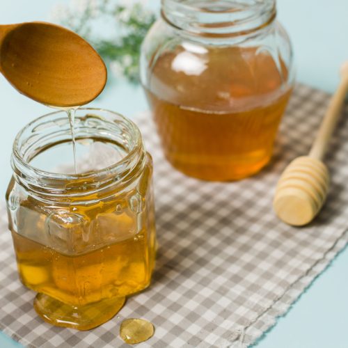 honey-jars-with-spoons